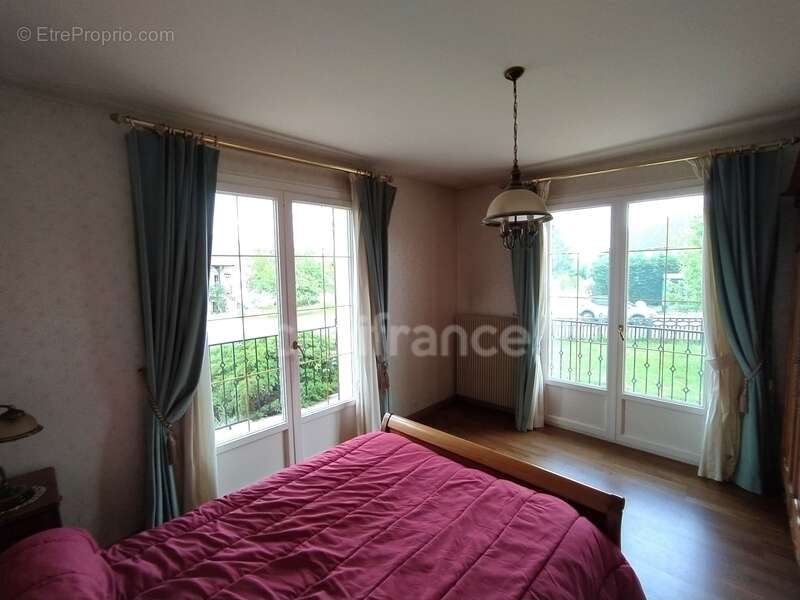 Maison familiale de plus de 220 m² avec 5 chambres, piscine, sauna, terrain clos, vue dégagée - photo 6