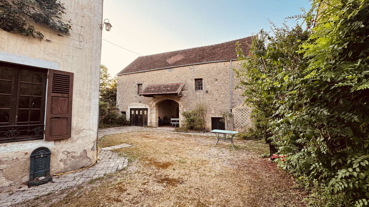 Vente en Exclusivité à Pontaubert - Charmante Maison de caractère avec jardin de 1467 m2 au prix de 235 400 €. - photo 2