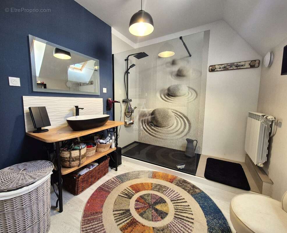 Maison de caractère rénovée avec grand jardin, garage et dépendances - photo 13