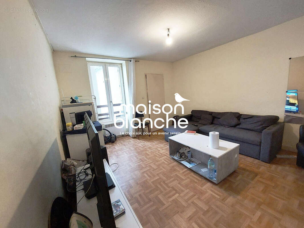 Séjour 2e étage droite - Appartement à PARTHENAY