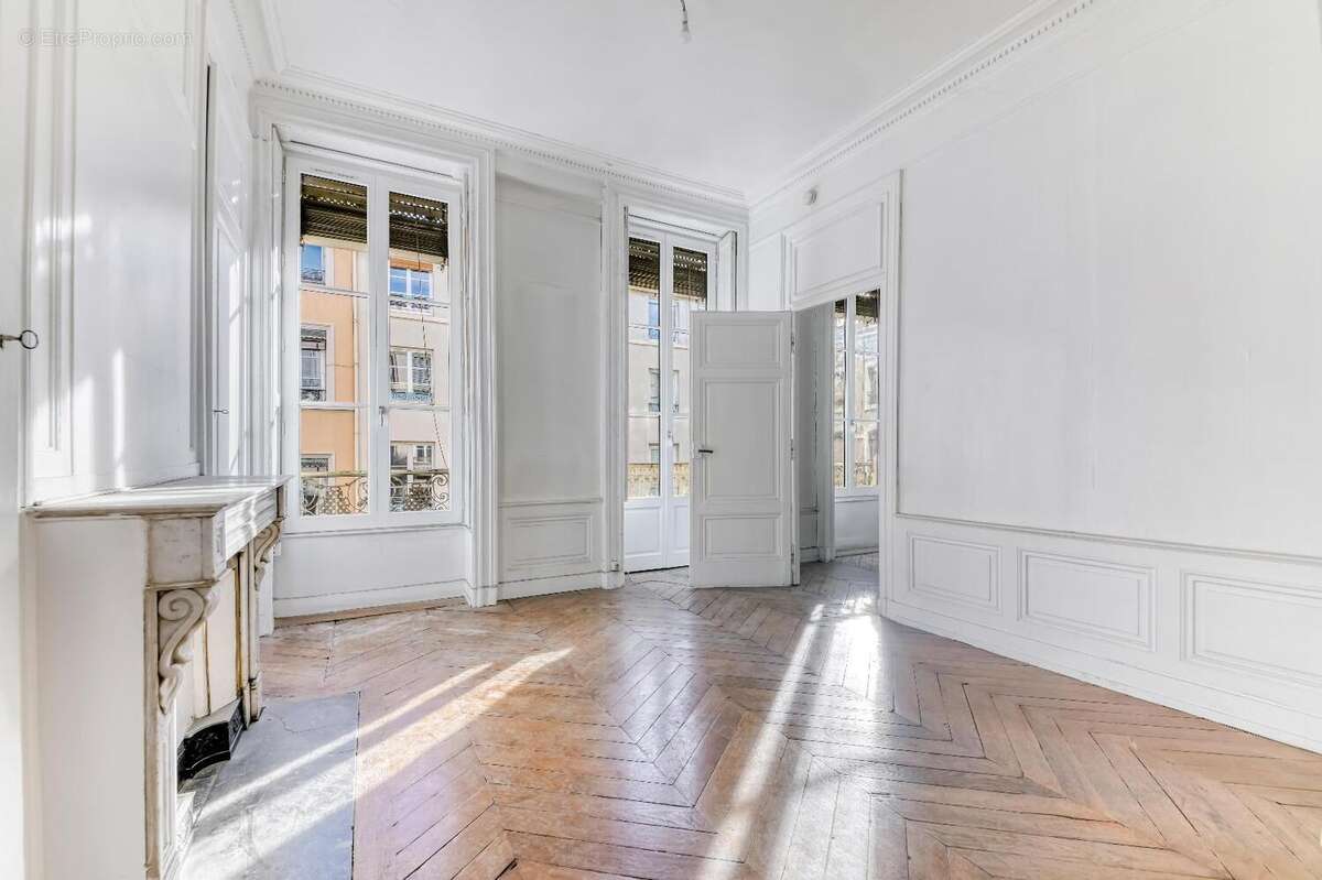   - Appartement à LYON-6E
