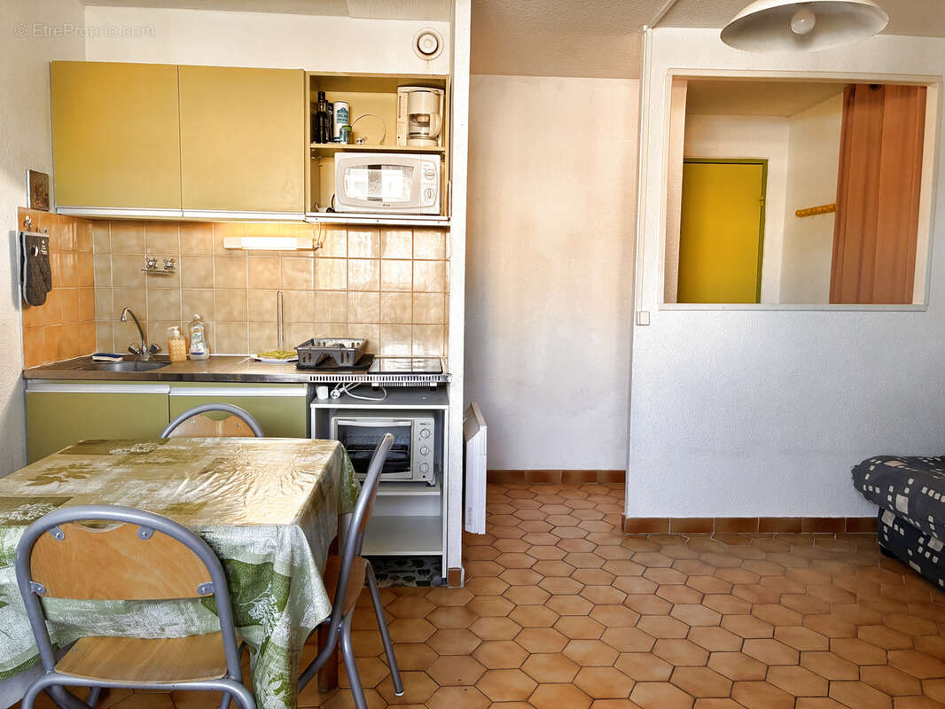 GRUISSAN - RIVE DROITE Appartement de type studio cabine avec loggia + place de parking privative - photo 2