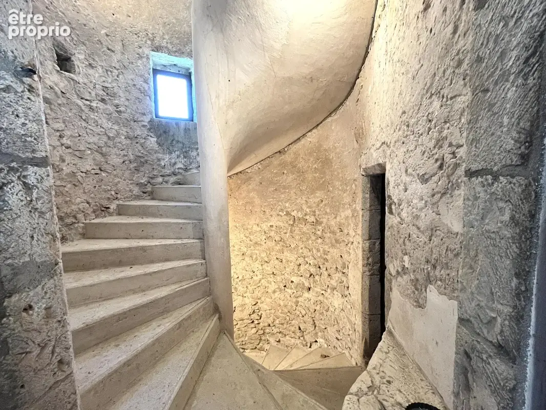 Ancienne commanderie des Templiers  Bien atypique avec fort potentiel - photo 2