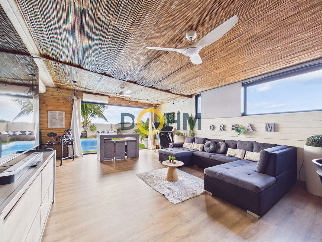 À Saint-Joseph, villa de standing avec piscine à 360 000 € - photo 4