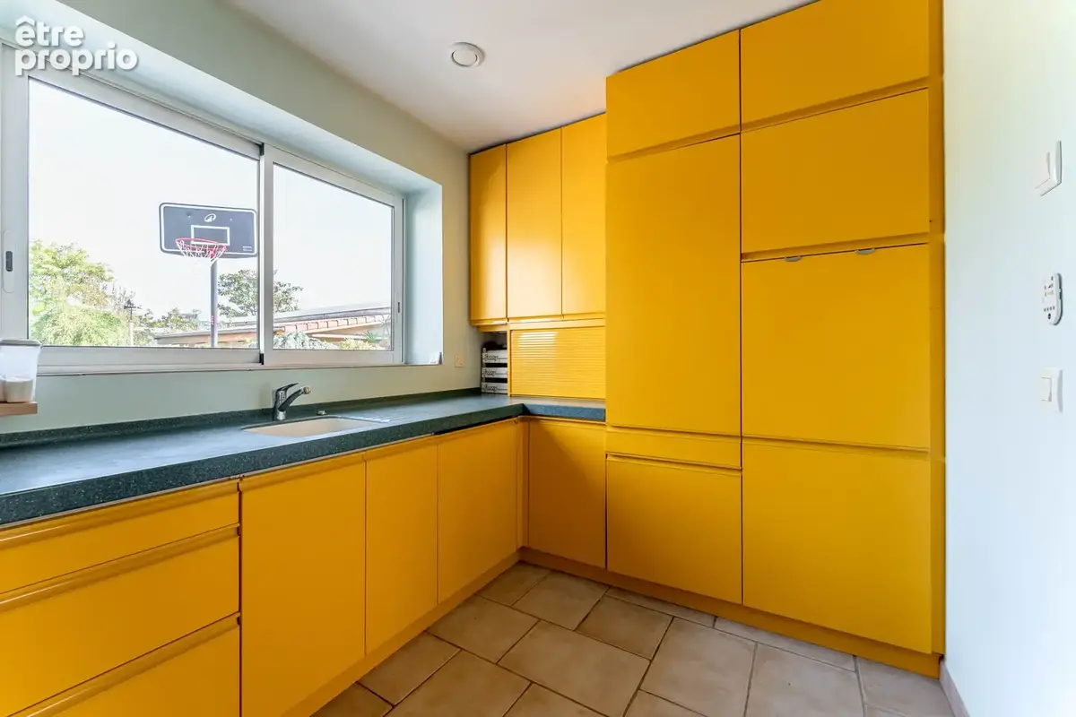 Maison familiale de 109m2 sur terrain plat de 1260m2 avec piscine et dépendance. - photo 8