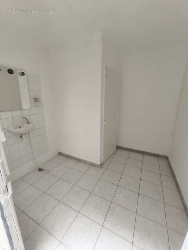 Vend Lots de deux locaux commerciaux + remise attenante - photo 4