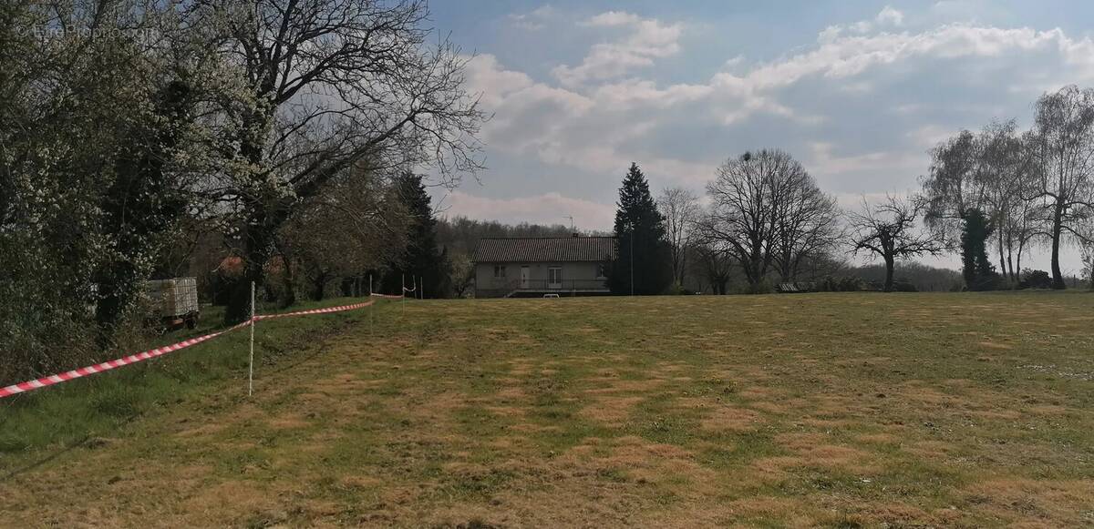 Terrain à SAVIGNAC-DE-NONTRON