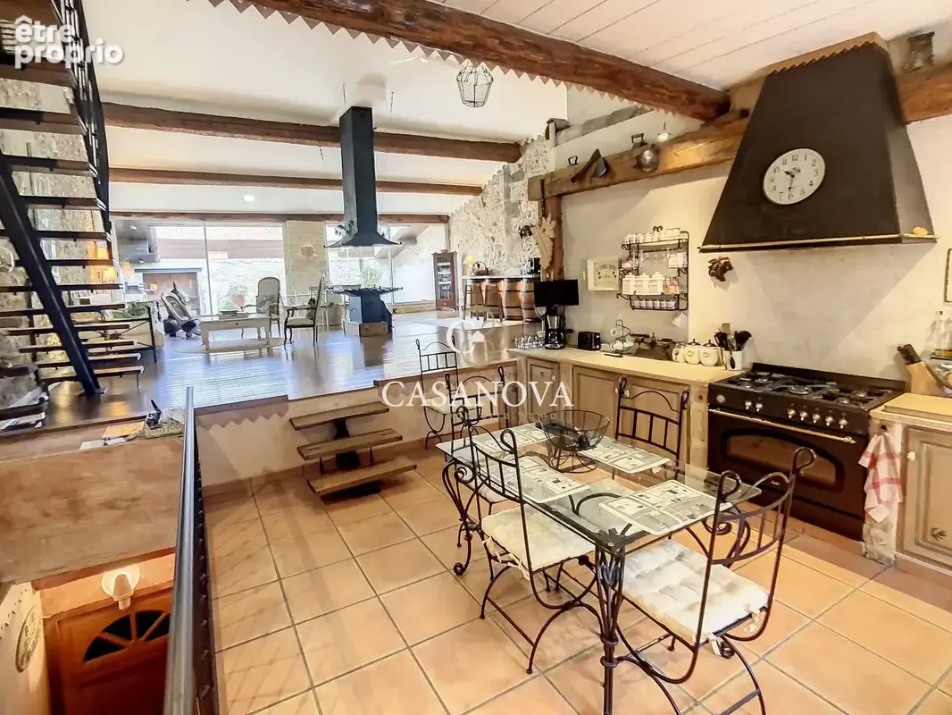 ESPRIT LOFT: Ancienne vigneronne restaurée 300 m² hab. (dont un appart indép. en RdC) + 31 m² de terrasse tropézienne + 110 m² d - photo 18