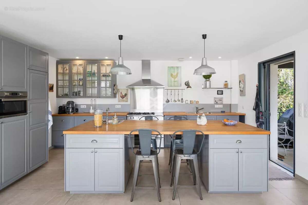 Maison à CHATEAUNEUF-GRASSE