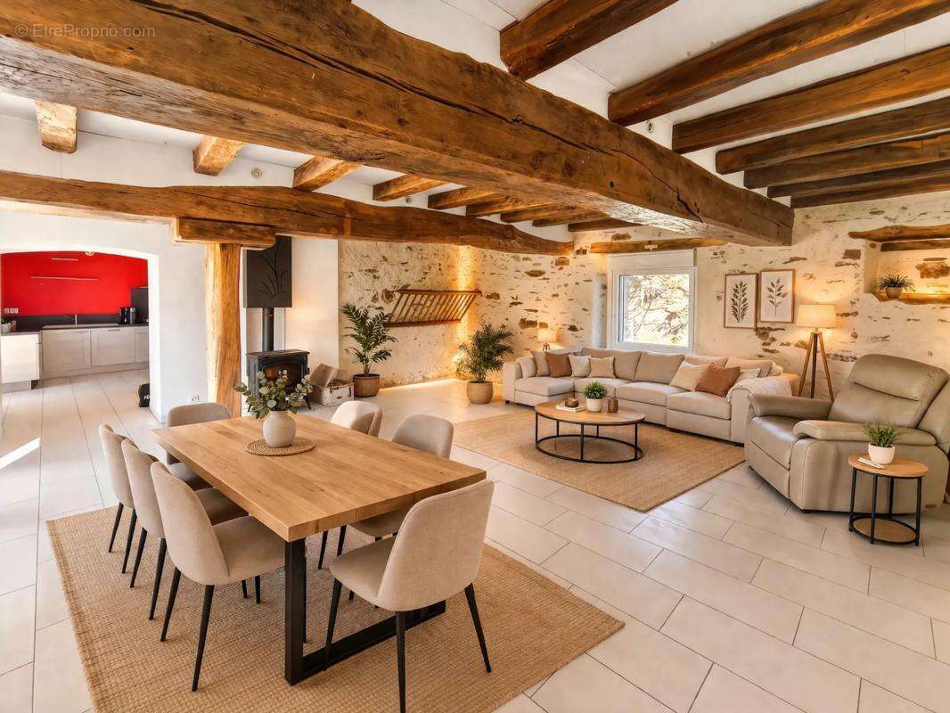 Maison à SAINT-MACAIRE-EN-MAUGES