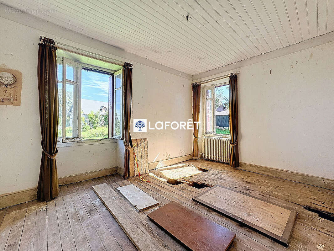 Maison à SAINTE-GENEVIEVE-SUR-ARGENCE