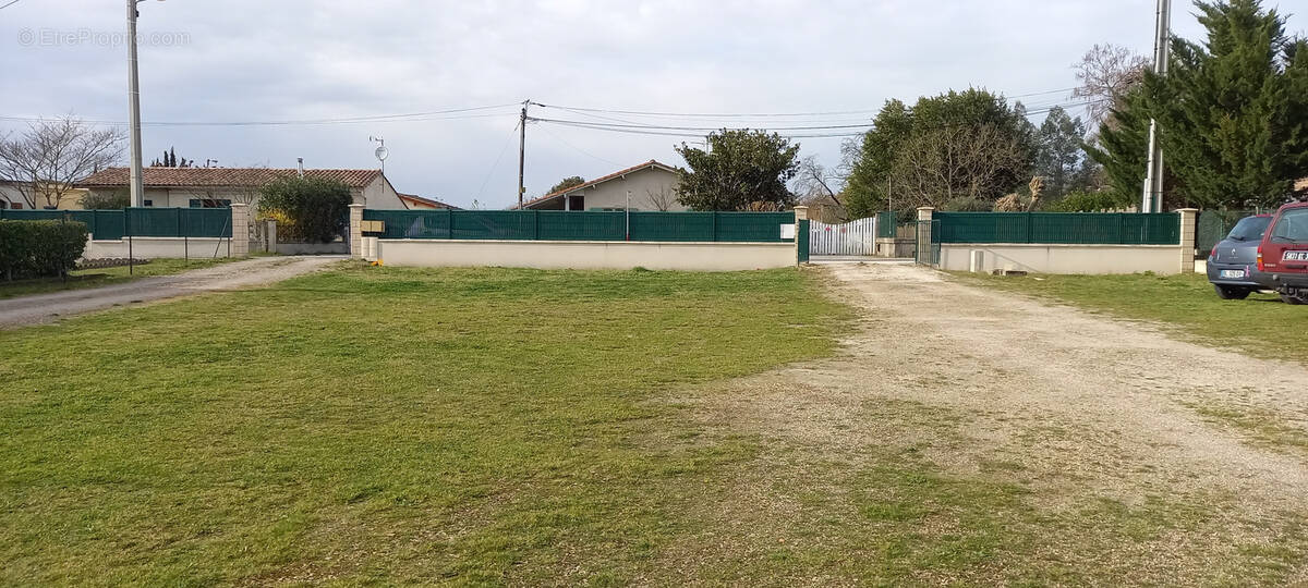 Terrain à AMBARES-ET-LAGRAVE
