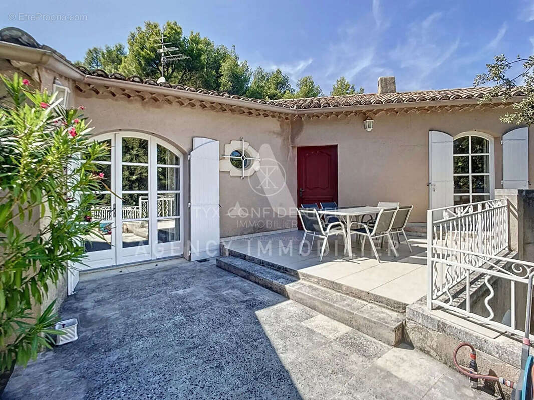 Villa avec piscine sur les hauteurs de NOVES -  9 km de Saint Rémy de Provence - photo 5