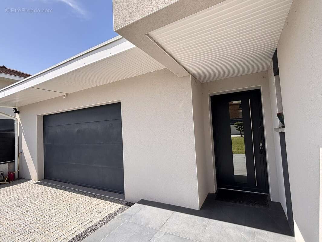 Maison 160 m² à Saint-Etienne-De-Saint-Geoirs  - photo 7