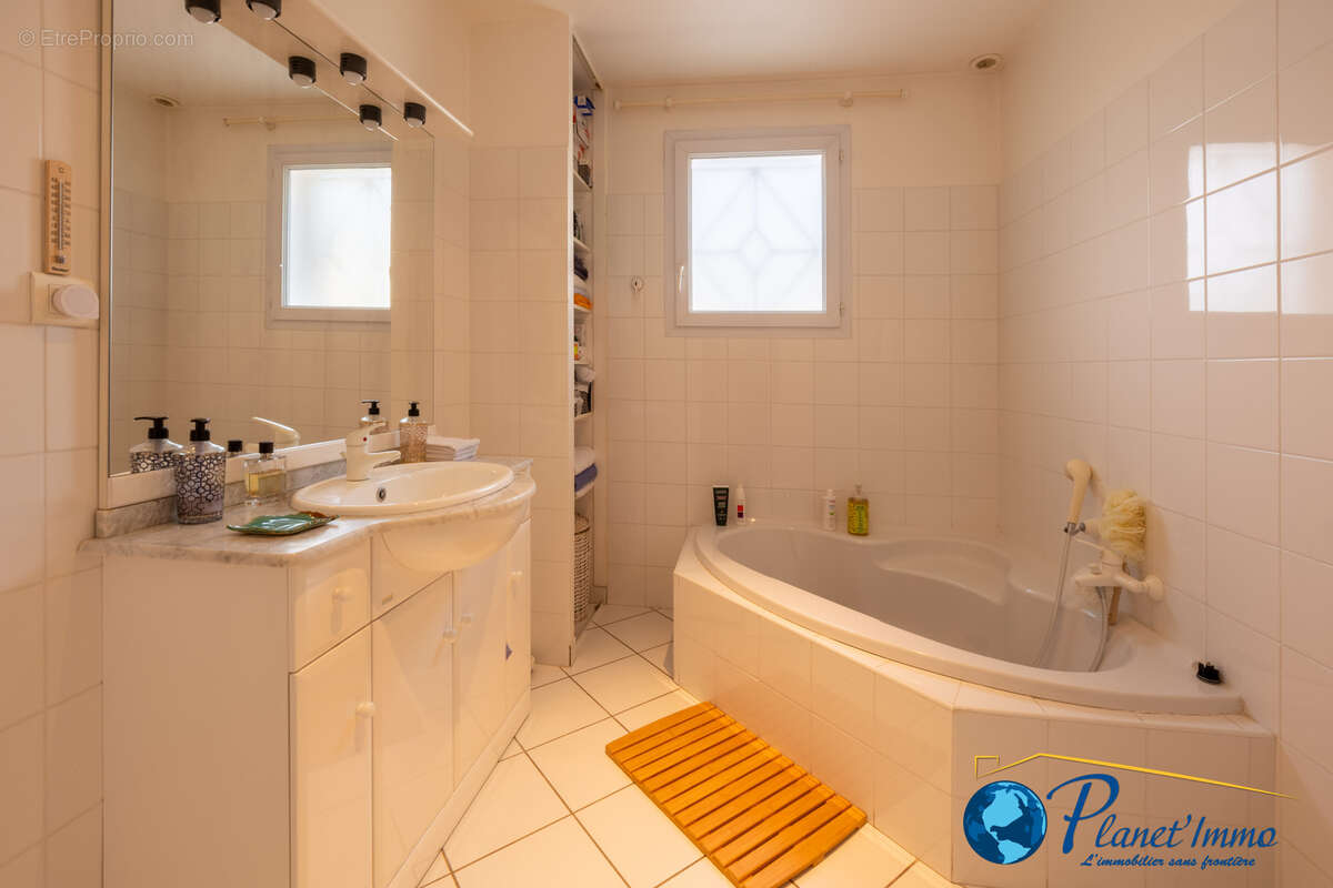 Maison à SAINT-BONNET-LES-OULES