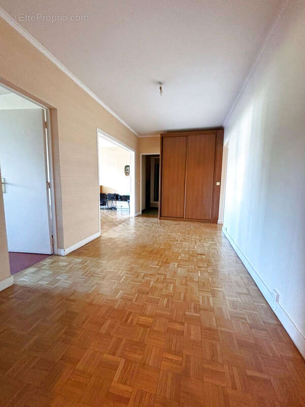 À vendre   Spacieux F4 avec balcons cave et box en sous sol    BAS Montmorency (Avenue de la Division Leclerc) - photo 3