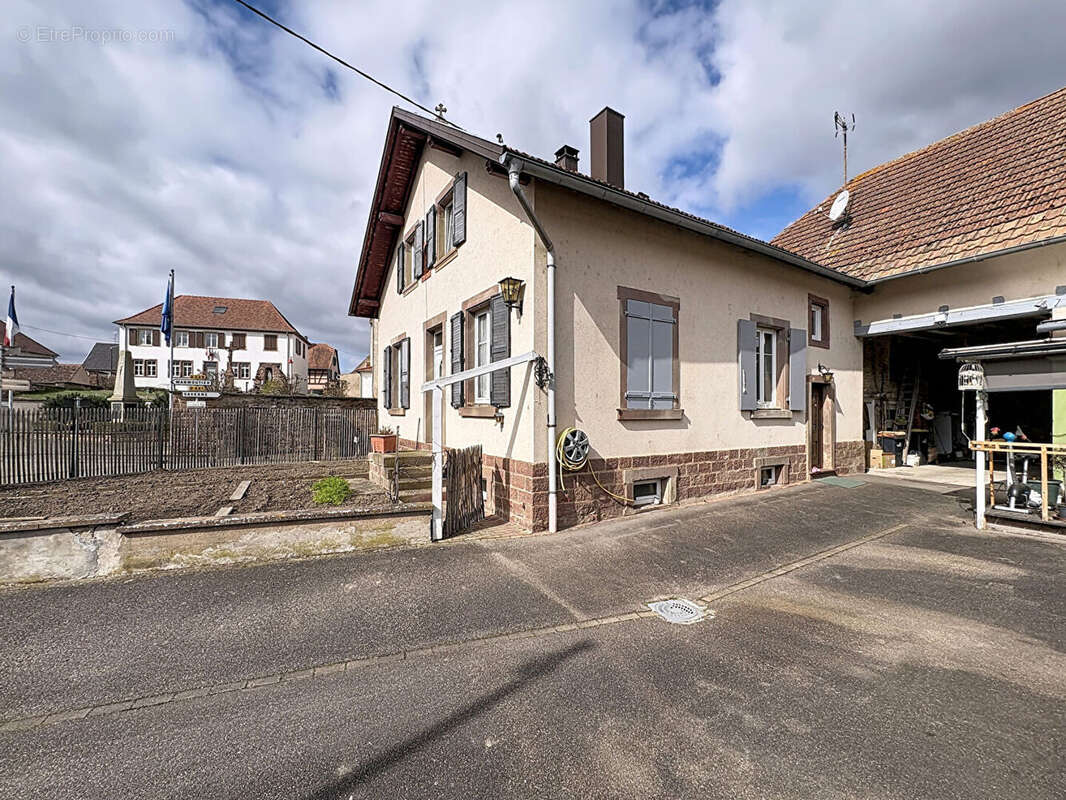 Exclusivité - Maison avec cour et dépendance à Schwenheim - photo 3