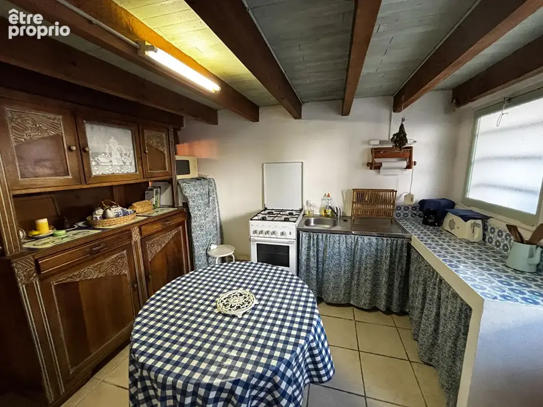 Ensemble de charme à rénover avec fort potentiel, au coeur du village - photo 9