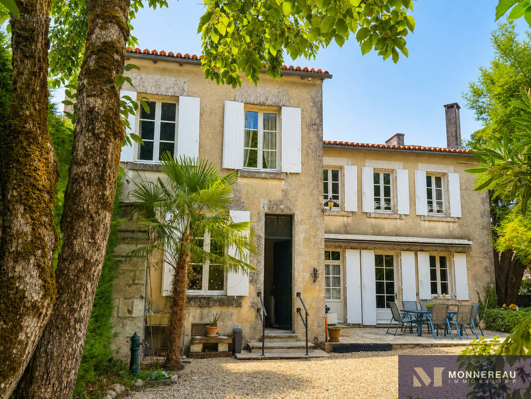 Maison à BARBEZIEUX-SAINT-HILAIRE