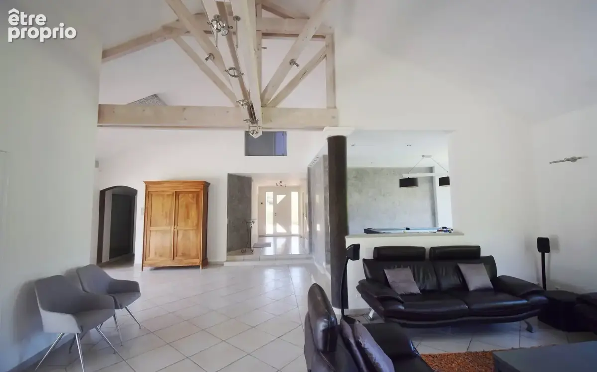 À VENDRE - Maison d'architecte avec piscine, dépendance aménagée et grange sur terrain arboré à 5 minutes de Vichy - photo 5