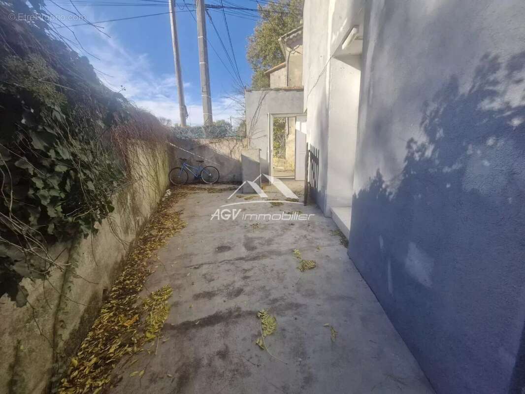A Saint-Hilaire-De-Brethmas maison avec deux appartements, garage et jardin - photo 22