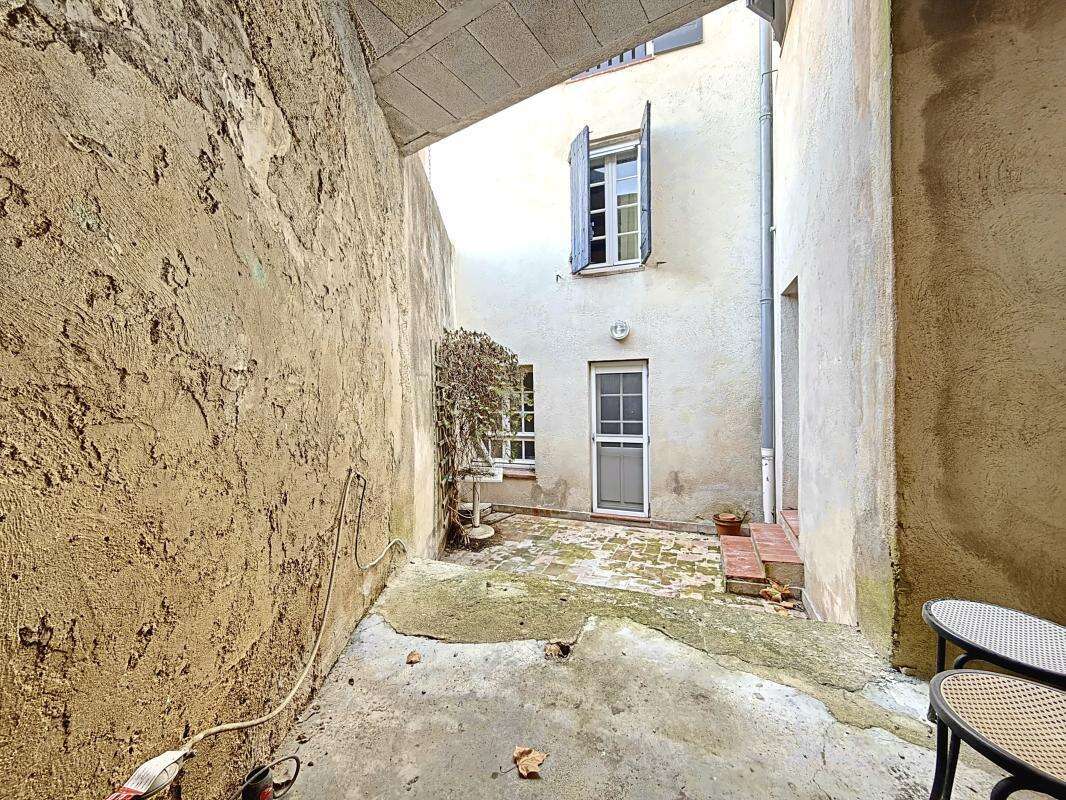 Maison à LA ROQUE-D&#039;ANTHERON