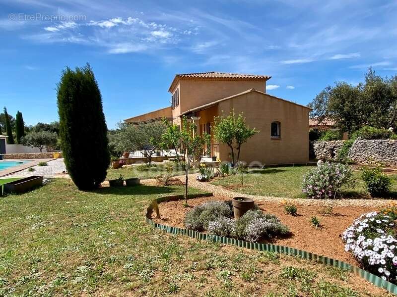 Maison à vendre 5 minutes d’Uzès : Villa lumineuse T5 116 m2 avec piscine, garage, terrain 1200m2 - photo 11