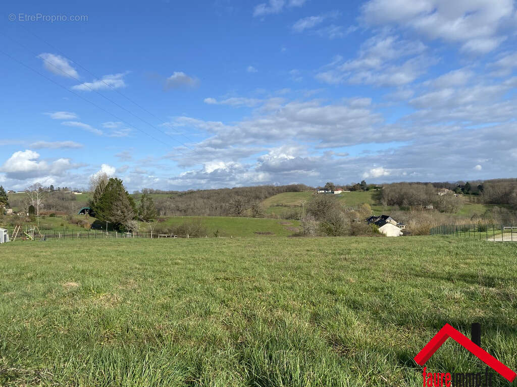 Terrain à SAINT-PANTALEON-DE-LARCHE