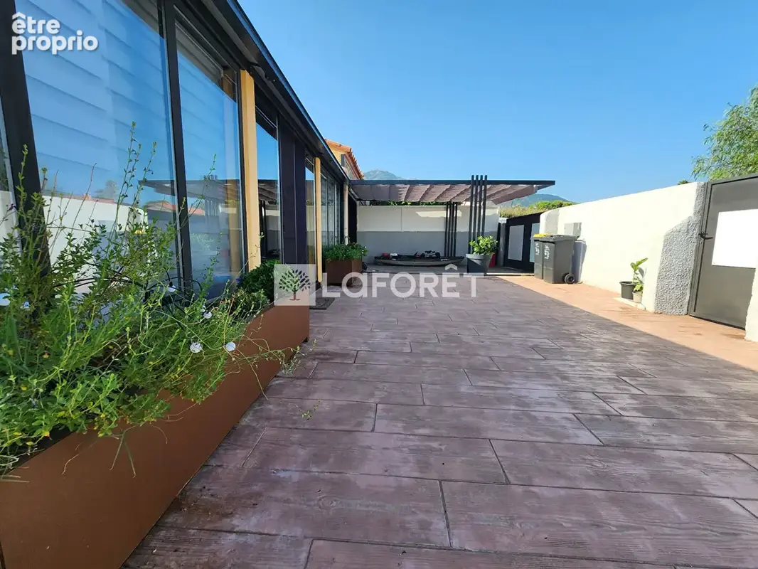 Maison 3 faces avec terrasse, garage et vue dégagée ! - photo 9
