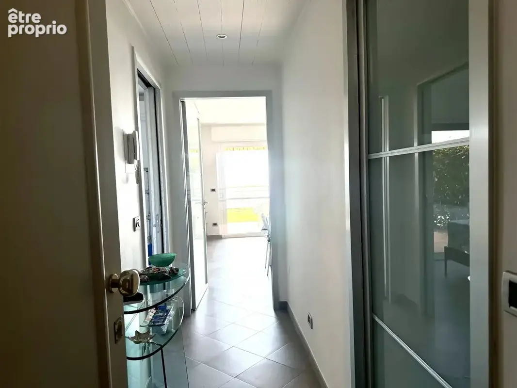 Exceptionnel deux pièces en rez-de-jardin avec parking, vue panoramique sur la mer et la Principauté de Monaco - photo 10