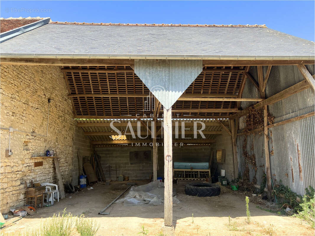 Entre Contres et Montrichard - À vendre - Longère avec dépendances et terrain. - photo 9