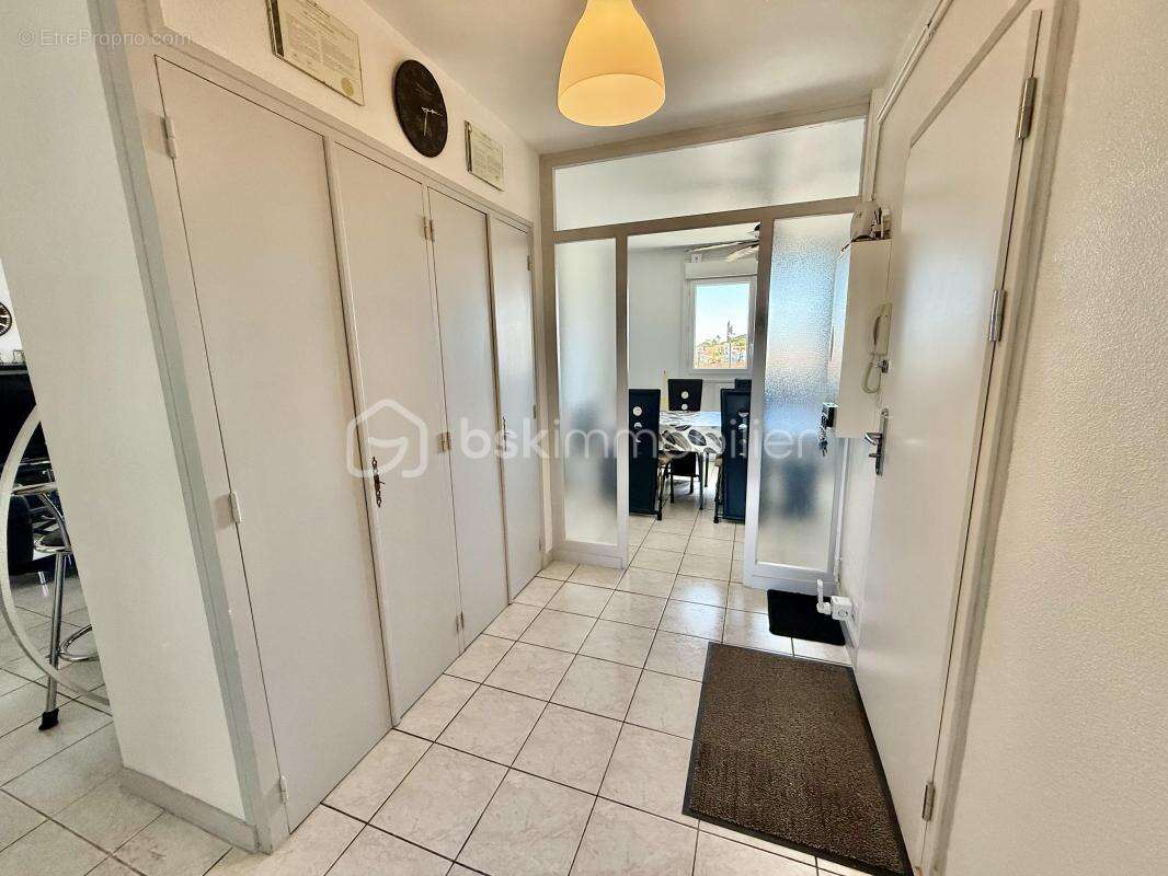 Appartement lumineux cinq pièces avec balcon, garage et cave - ROYAN à 10 minutes à pied de la plage de Pontaillac et du pigeonn - photo 4