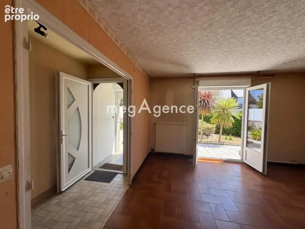Lanester – Maison 3 chambres avec garage, jardin clos et beau potentiel - photo 3