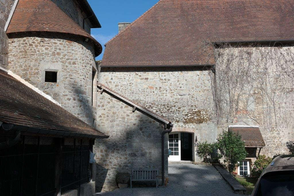 Maison 850 m² à Aubusson  - photo 2