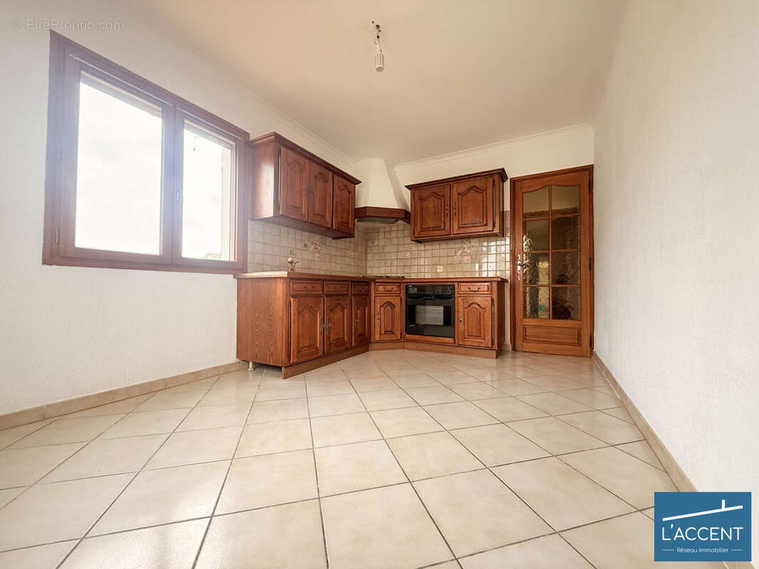 Cuisine - Maison à VERGEZE