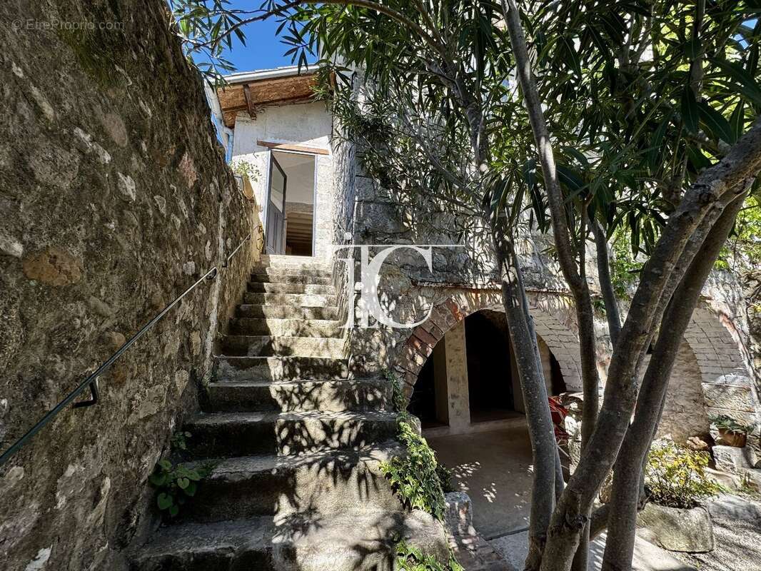 Maison à BERRIAS-ET-CASTELJAU