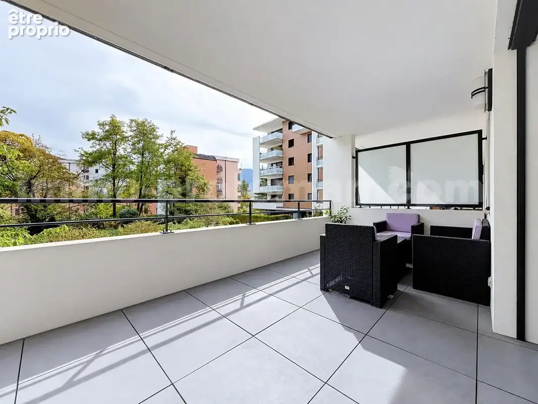 Appartement_T3_Annemasse_belle_superficie_proximitée_frontière_Suisse_tram_Ceva_direction_GENEVE_Frontaliers_Salon_Séjour_Cuisine_Terrasse_Vue_