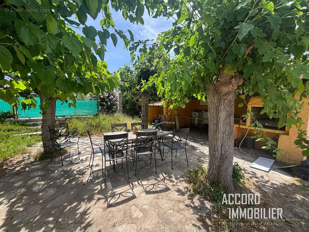 Villa de type f4 avec dependances sur un terrain de 2450m2 - photo 3