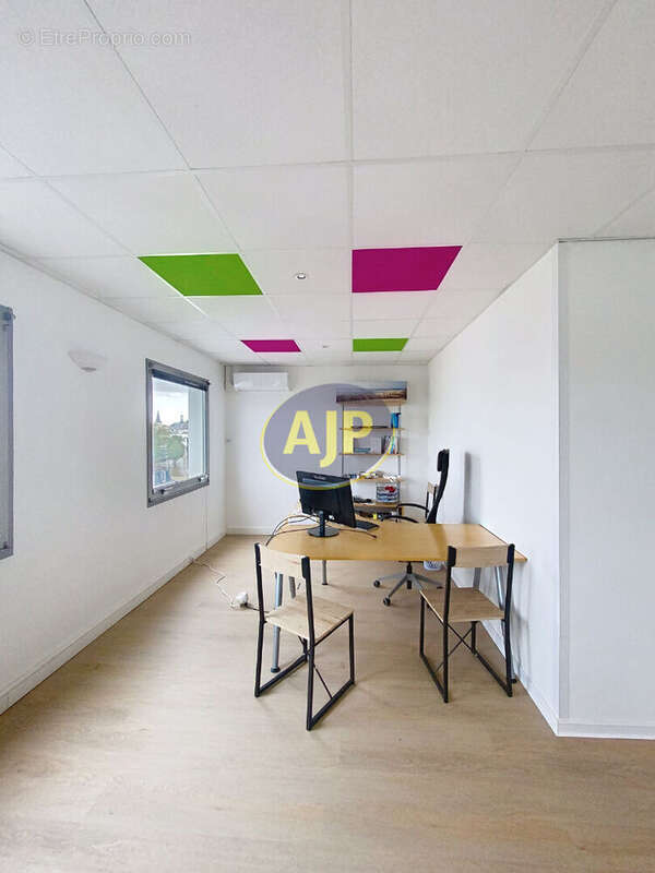 Local commercial St Medard En Jalles 60 m2 Idéal investissement locatif - photo 2