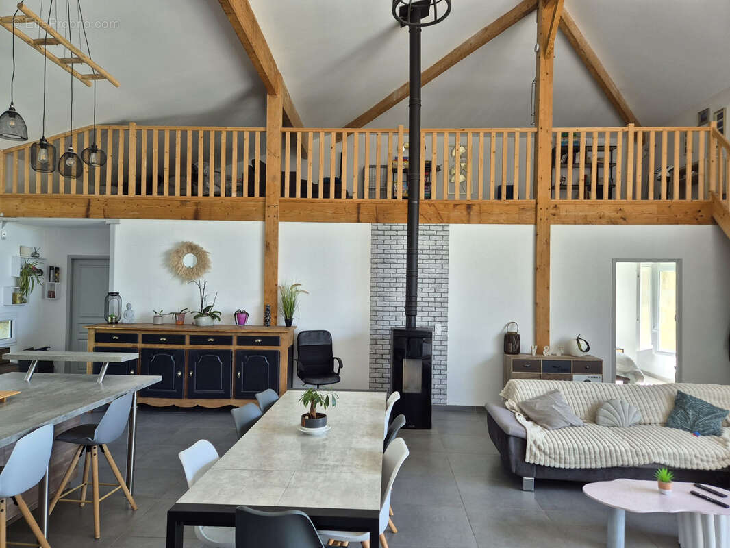 Ferme rénovée de 276 m2 avec garages, piscine et jardin clos - sans vis à vis ! - photo 5