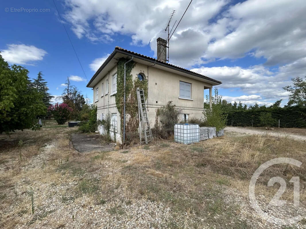 Maison 205 m² à Les Eglisottes-Et-Chalaures  - photo 19