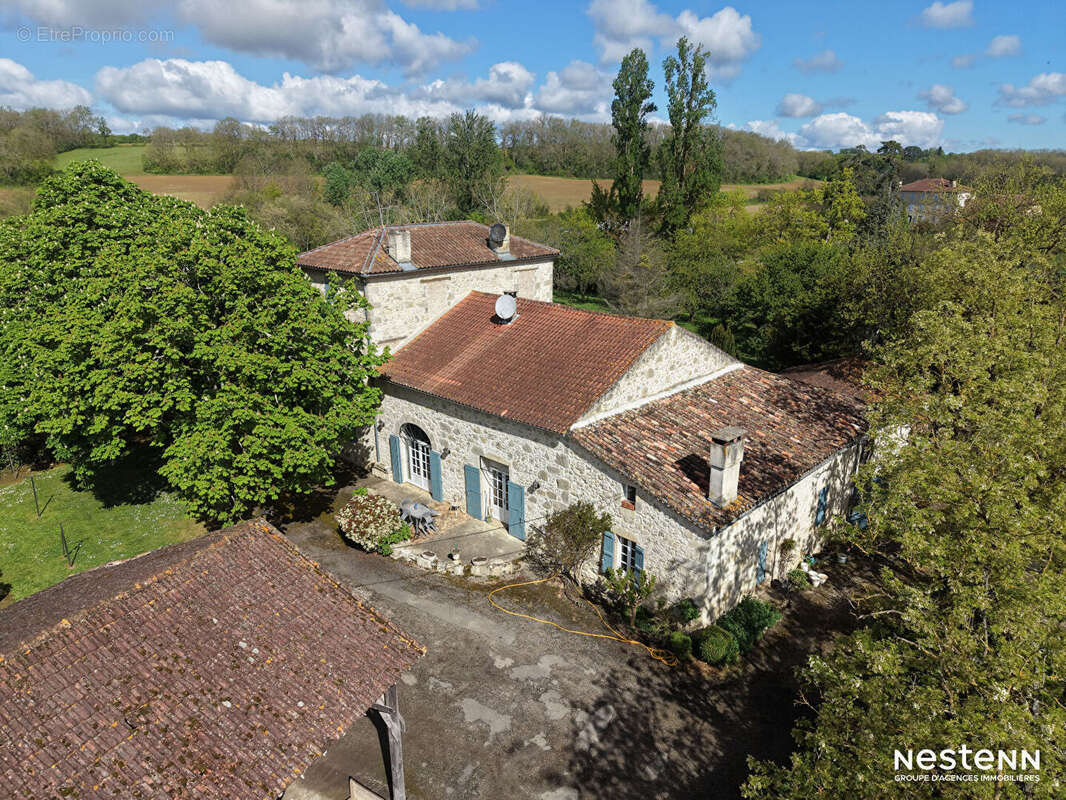 A Vendre Bâtisse en pierre de 310 m² avec dépendances sur une propriété de plus de 1,8 ha - photo 17