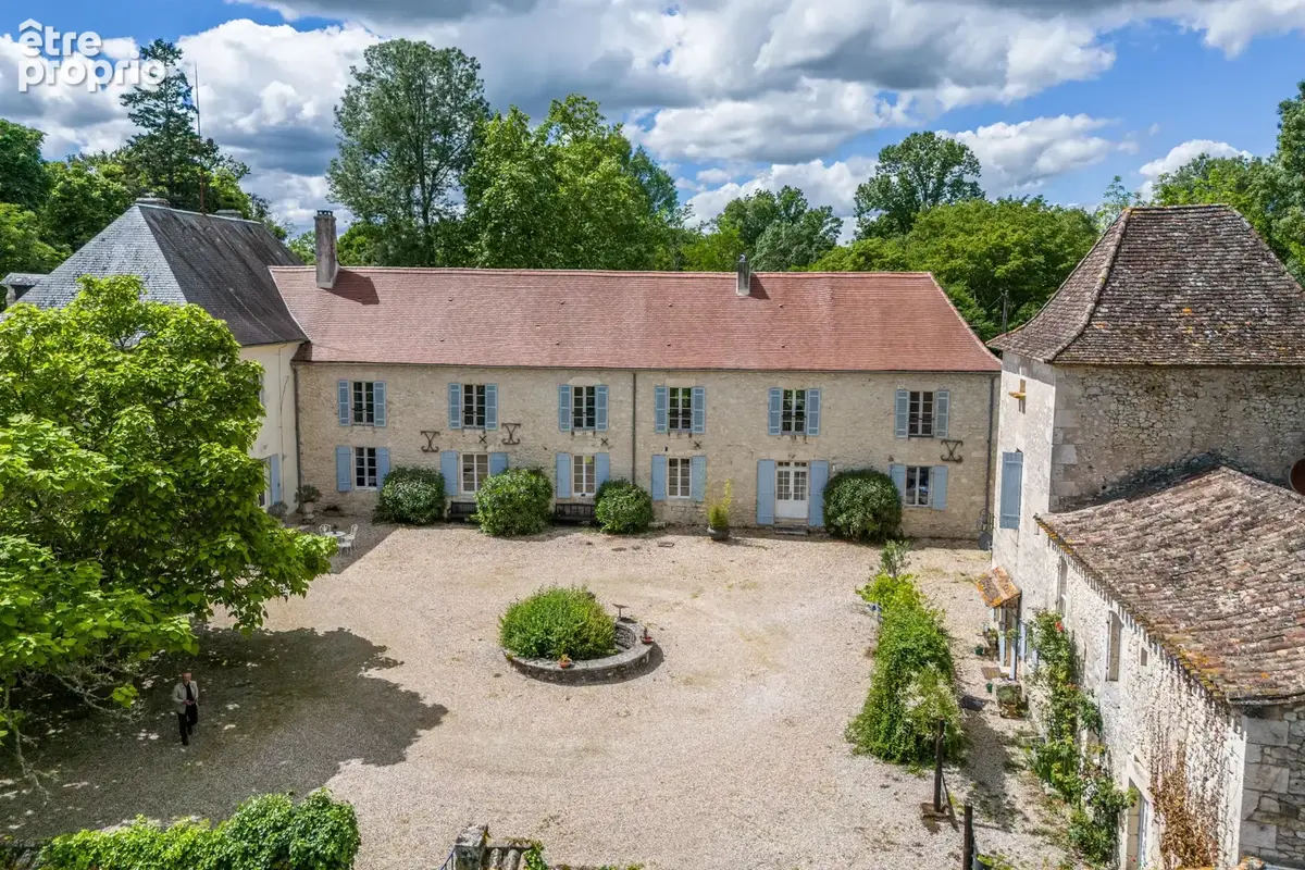 Château avec annexes, piscine, court de tennis et garages - photo 22