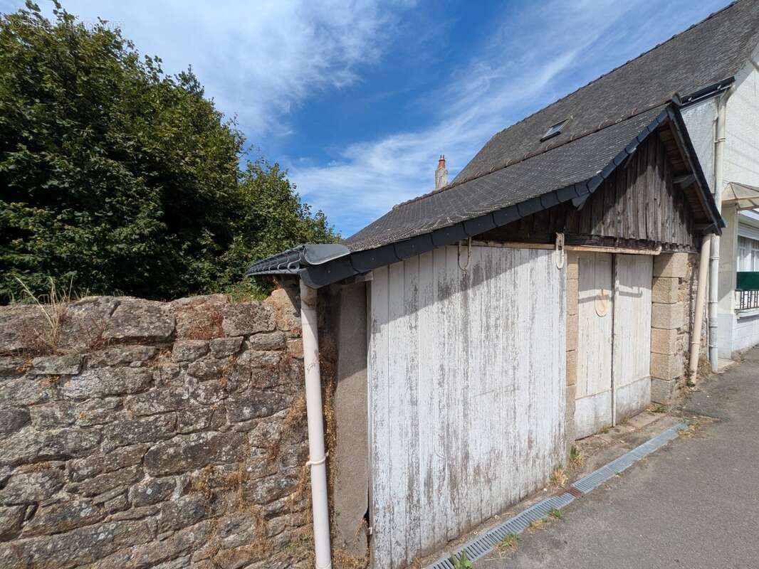 Guemene sur scorff maison bourgeoise  7 pièces 185 m² environ avec garage et dépendances,un puits une parcelle de 3706m² - photo 29