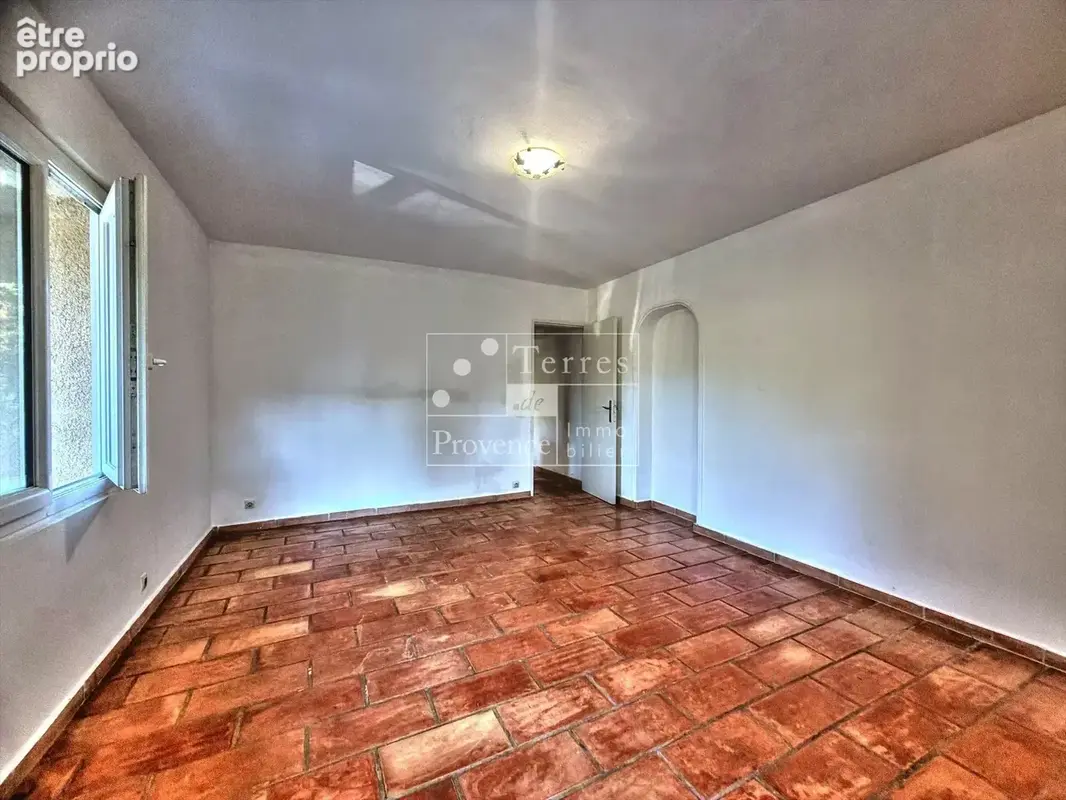 LORGUES – Maison de maçon sur 7500 m² de terrain avec grande piscine - photo 15