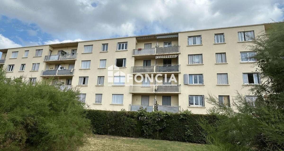 BRIGNOLES - Appartement T3, loué, avec balcon, loggia cave et garage - photo 4