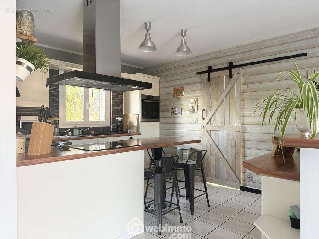 Et cuisine aménagée et équipée ouverte. - Maison à LE ROCHEREAU