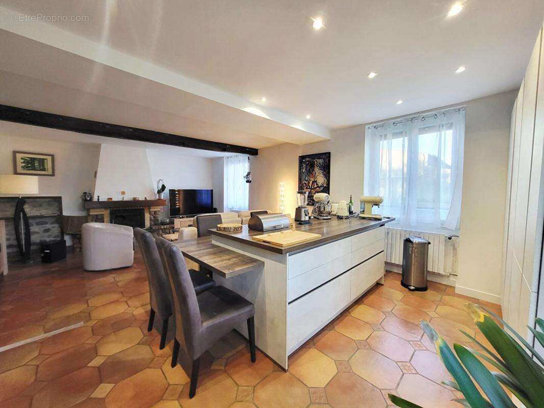Maison 134m² habitable, 4 chambres, garages, patio et jardin - photo 3