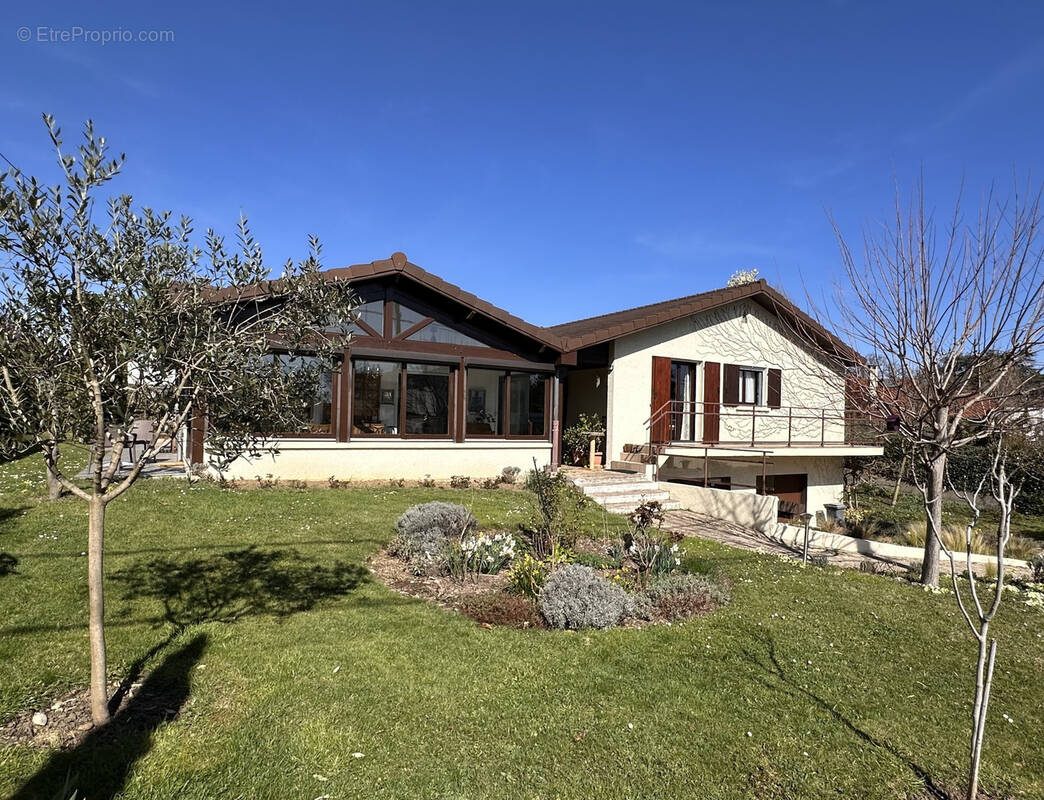 Maison à SAINT-GENIS-LES-OLLIERES