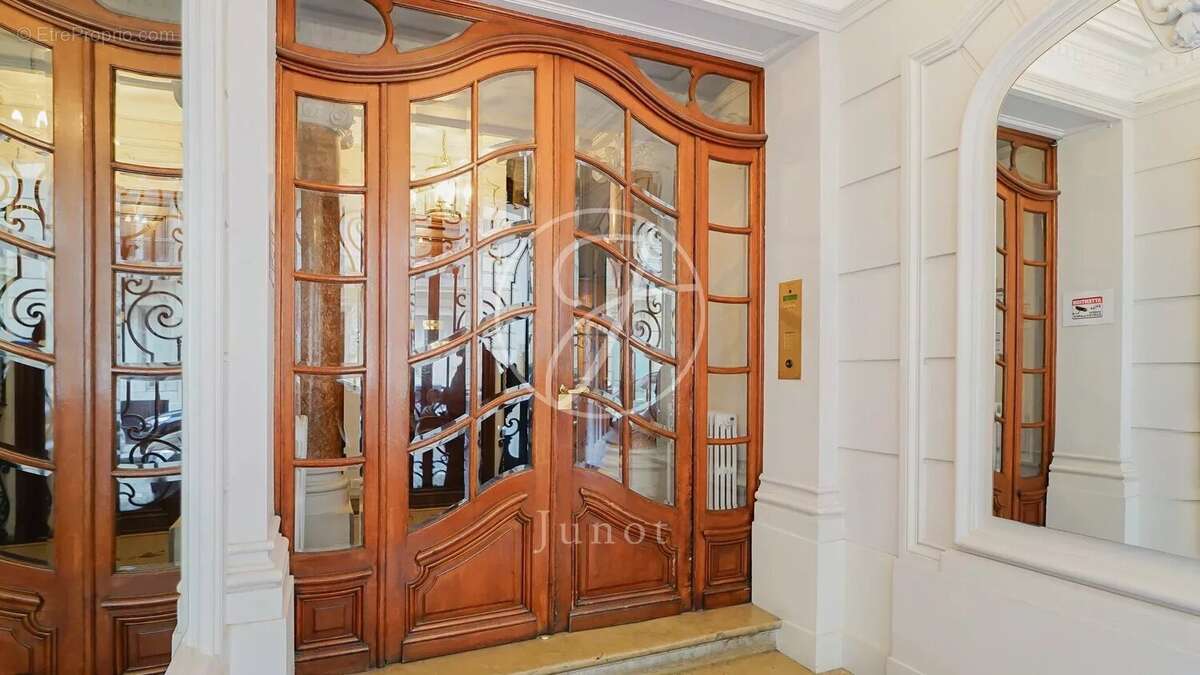Appartement à PARIS-16E